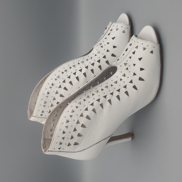 Vince Camuto Ivory White Leather Peep Hole Bootties with Silver studs Size 8 - Picture 5 of 16